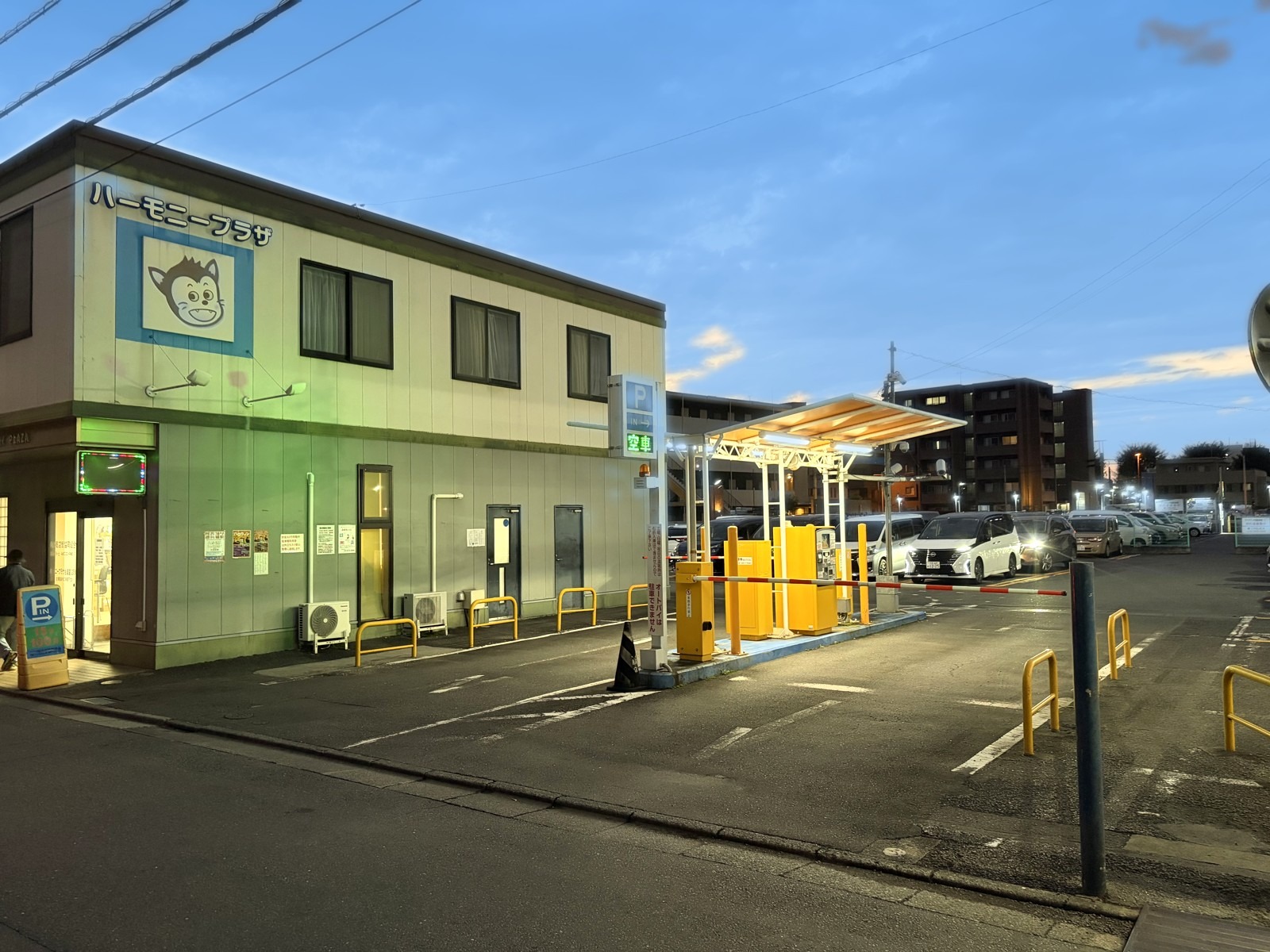 商店街が運営する仙川駅前の駐車場